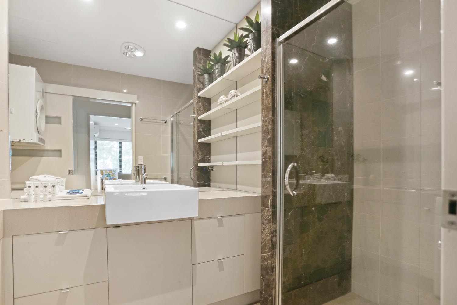 Noosa Shores Resort 2 bed Deluxe bathroom