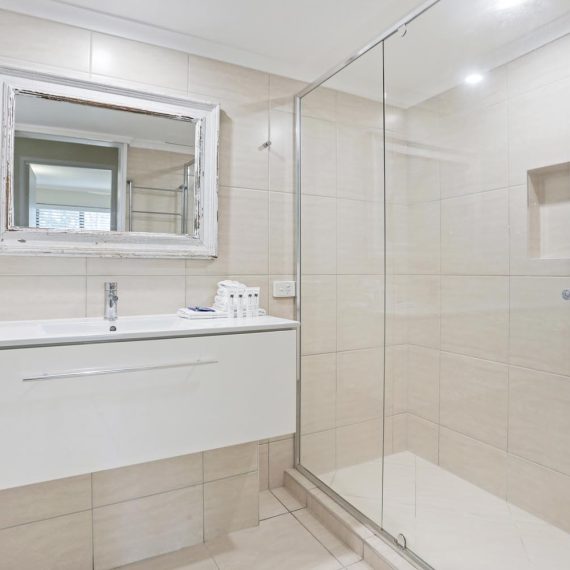 Noosa Shores Resort Standard bathroom