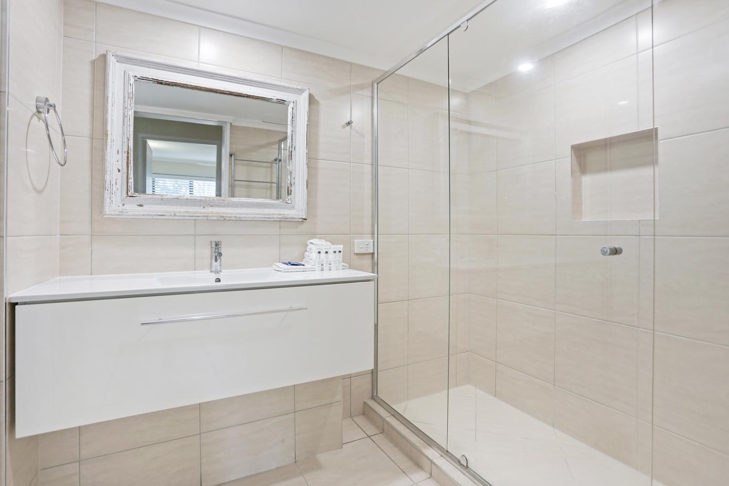 Noosa Shores Resort Standard bathroom