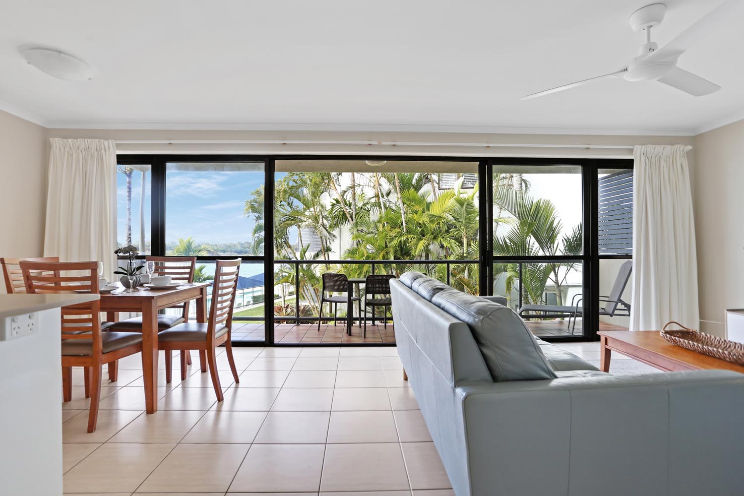Noosa Shores Resort Standard loungeroom and dining