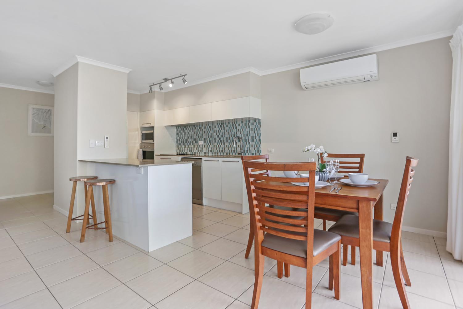 Noosa Shores Resort Standard dining and kitchen