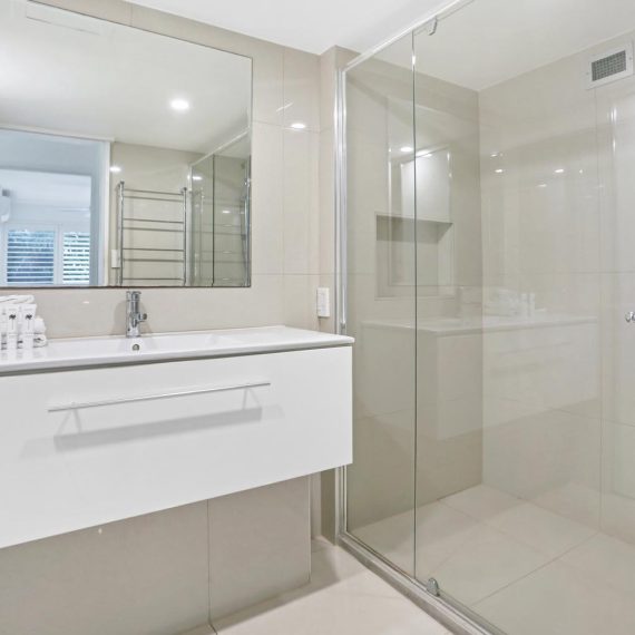 Noosa Shores Resort Superior bathroom