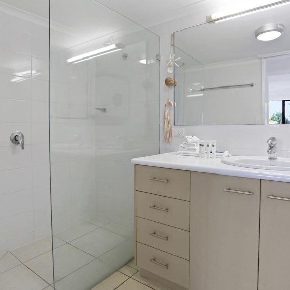 Noosa Shores Resort 2 bed Standard bathroom