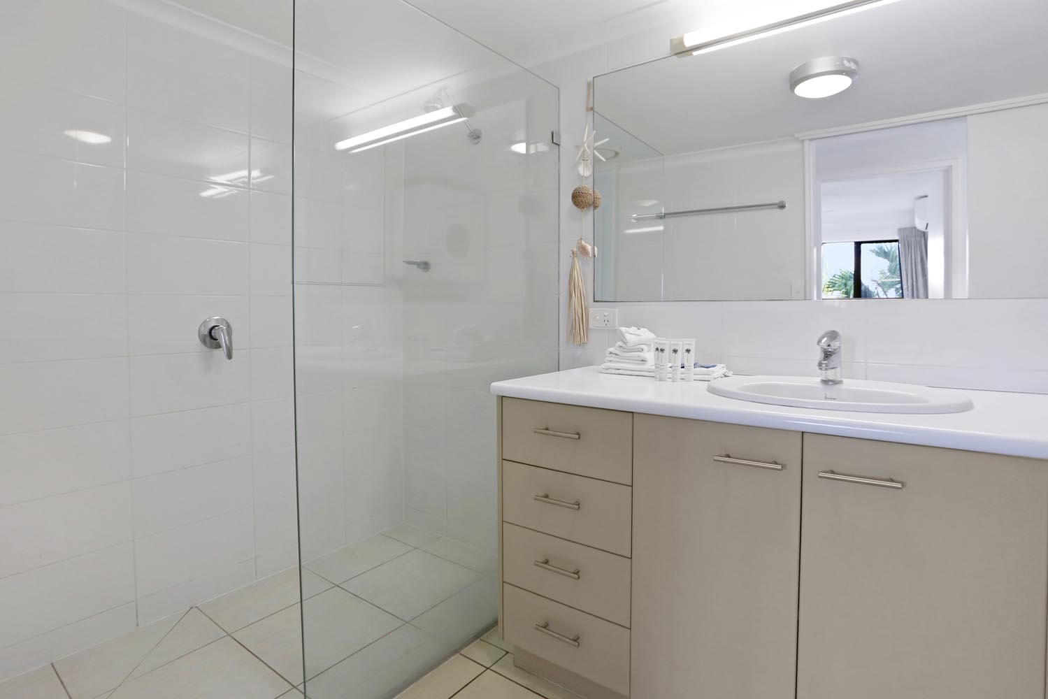 Noosa Shores Resort 2 bed Standard bathroom