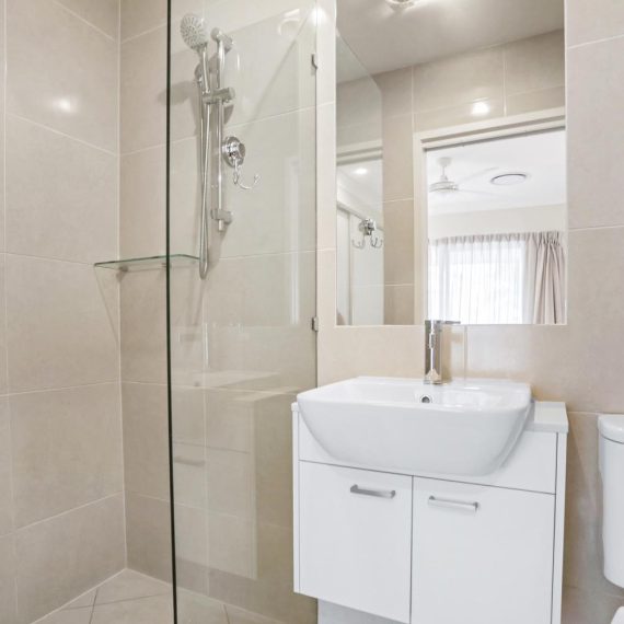 Noosa Shores Resort Deluxe bathroom