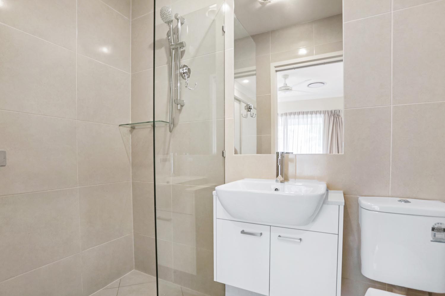 Noosa Shores Resort Deluxe bathroom